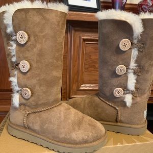 UGG Australia K Bailey Button Triplet Size 2